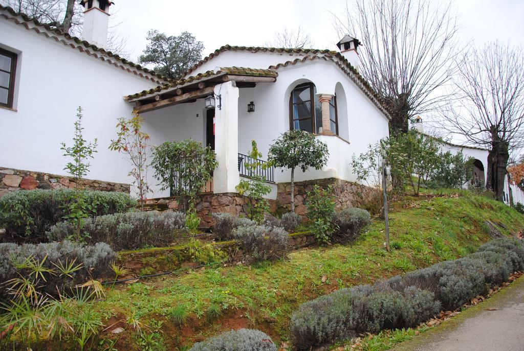 Finca Valbono Apartamentos Rurales Y Hotel Aracena Luaran gambar